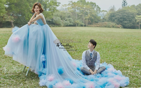 PW625 **พร้อมส่งชุดพรีเวดดิ้งผู้หญิงสีฟ้า** ชุดคู่ถ่ายพรีเวดดิ้ง (prewedding dress) & ชุดแต่งงานแฟนซี (Fancy wedding dress)ชายหญิง "ธีมสีฟ้า"