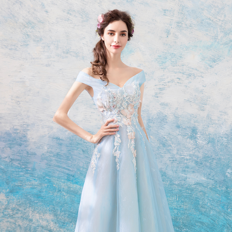 ชุดราตรีสีฟ้า