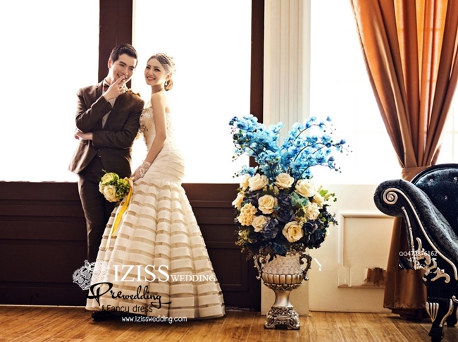 PW326 - **พรีออเดอร์ค่ะ** ชุดคู่ถ่ายพรีเวดดิ้ง (prewedding dress) & ชุดแต่งงานแฟนซี (Fancy wedding dress)ชายหญิง "ธีมชุดเจ้าสาวสีขาว-น้ำตาลเข้ม"