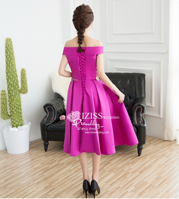 PW541 - **พรีออเดอร์ค่ะ พรีออเดอร์มี 5 สีทั้งสั้น+ยาวค่ะ สีแดง แดงไวน์ เขียว น้ำเงินและม่วงค่ะ** ชุดกี่เพ้าสั้นสีแดง ชุดยกน้ำชา ชุดคู่ถ่ายพรีเวดดิ้ง (prewedding dress) & ชุดแต่งงานแฟนซี (Fancy wedding dress)ชายหญิง "ธีมสีแดง"