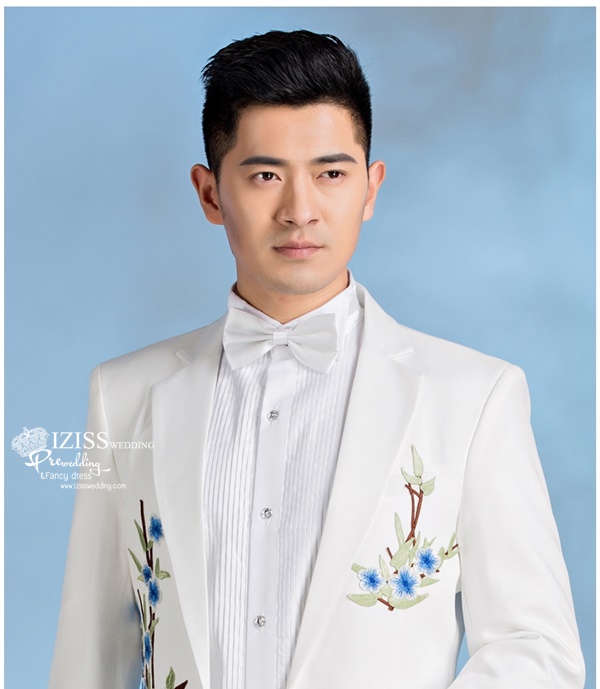 ST068 **พรีออเดอร์**สูทจีนผู้ชายสีขาวแขนยาวลายดอกซากุระสีฟ้า ติดกระดุมสีขาว พร้อมกางเกงสีขาวขาสอบ ชุดสูทเจ้าบ่าว สูทแฟนซี ถ่ายพรีเวดดิ้ง & ชุดแต่งงานแฟนซี (Fancy wedding dress) สูทผู้ชายสีขาว