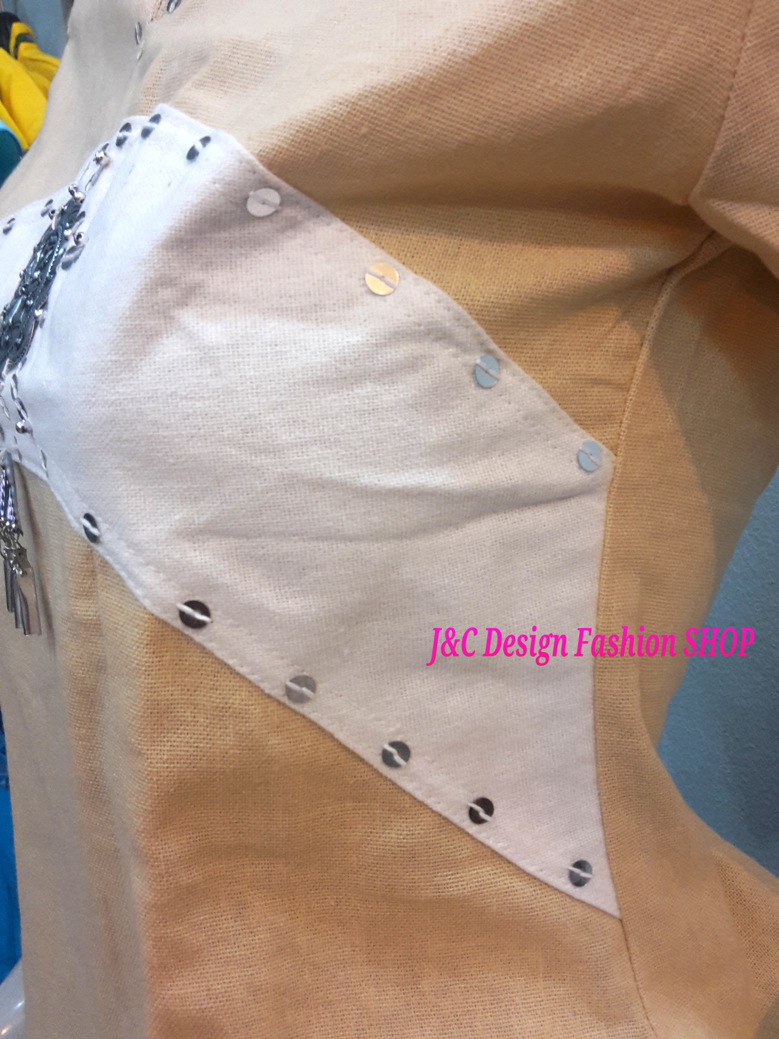 เสื้อผ้าไทยสีครีม เสื้อผ้าฝ้ายสีครีม เสื้อใส่ผ้าซิ่นสีครีม เสื้อผ้าฝ้ายสีครีมคอจีนซีฟหลัง