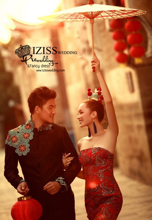 PW380 - **พรีออเดอร์ค่ะ** ชุดกี่เพ้าสีแดง ชุดคู่ถ่ายพรีเวดดิ้ง (prewedding dress) & ชุดแต่งงานแฟนซี (Fancy wedding dress)ชายหญิง "ธีมสีแดง"