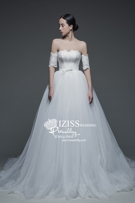 BRL058 **พรีออเดอร์**ชุดแต่งงานสีขาวหรูหราประดับดอกไม้ผสมเพชรและคริสตัล สวยงามดุจเจ้าหญิง