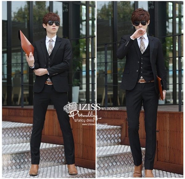 ST061- **พร้อมส่ง**สูทผู้ชายสีดำแขนยาว แบบ 2 กระดุม+กั๊ก 4 กระดุม พร้อมกางเกง ชุดสูทเจ้าบ่าว สูทแฟนซี ถ่ายพรีเวดดิ้ง & ชุดแต่งงานแฟนซี (Fancy wedding dress) สูทผู้ชายสีดำ
