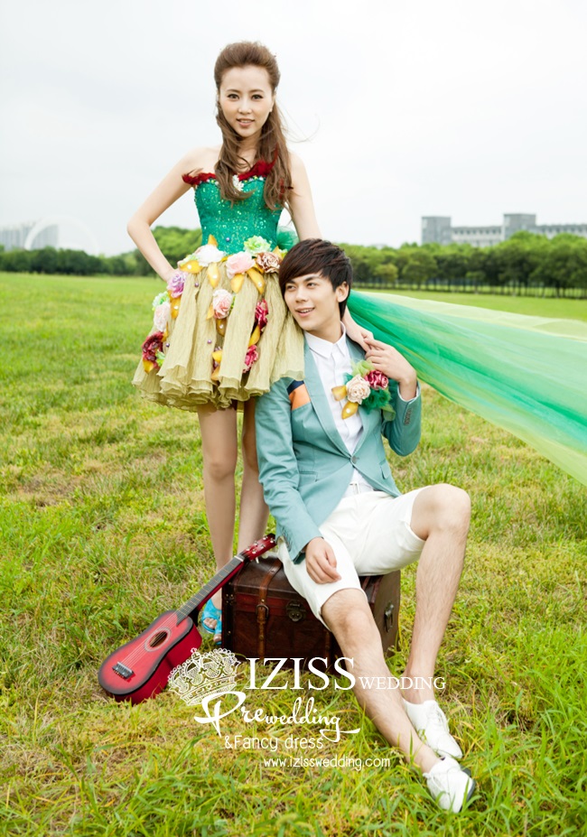 PW037 - **พรีออเดอร์** ชุดคู่ถ่ายพรีเวดดิ้ง (prewedding dress) & ชุดแต่งงานแฟนซี (Fancy wedding dress)ชายหญิง สไตล์ colorful "ธีมสีเขียว-ทอง"
