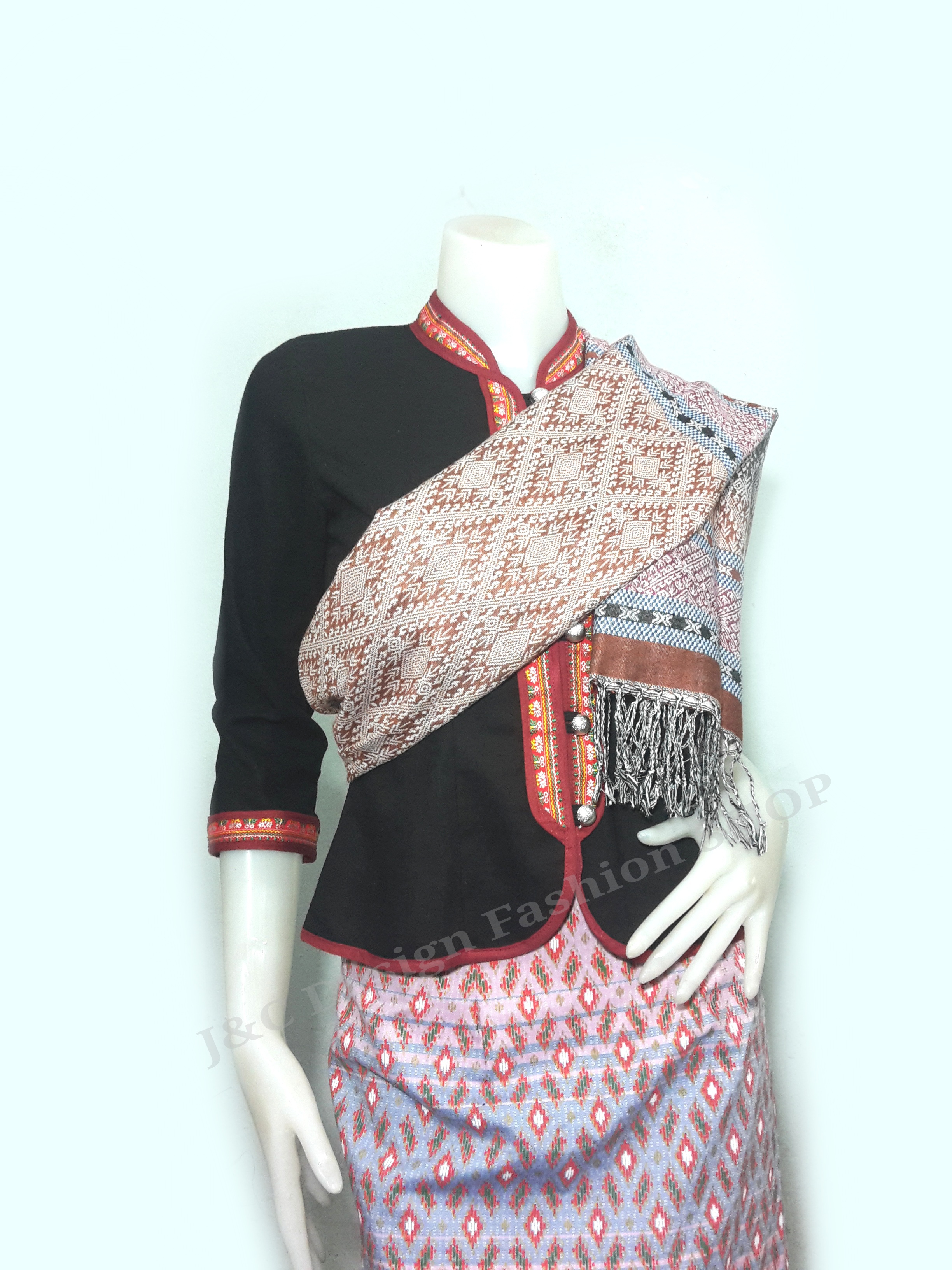 เสื้อผ้าไทยสีดำเดินเทปคู่ เสื้อผ้าฝ้ายสีดำคอจีนสไตน์ภูไท เสื้อทำงานผ้าไทยสีดำคอจีน เสื้อผ้าฝ้ายสีดำแขนสามส่วน แต่งกุ้นสีแดงเทปคู่