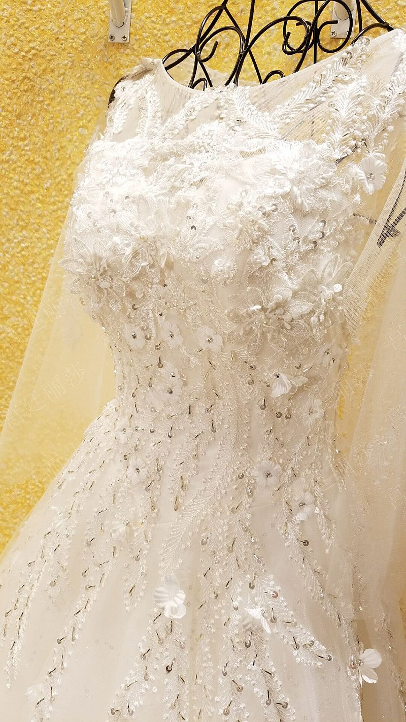 BRL036 **พรีออเดอร์**ชุดแต่งงานหรูหราประดับดอกไม้ผสมเพชรและคริสตัล สวยงามดุจเจ้าหญิง