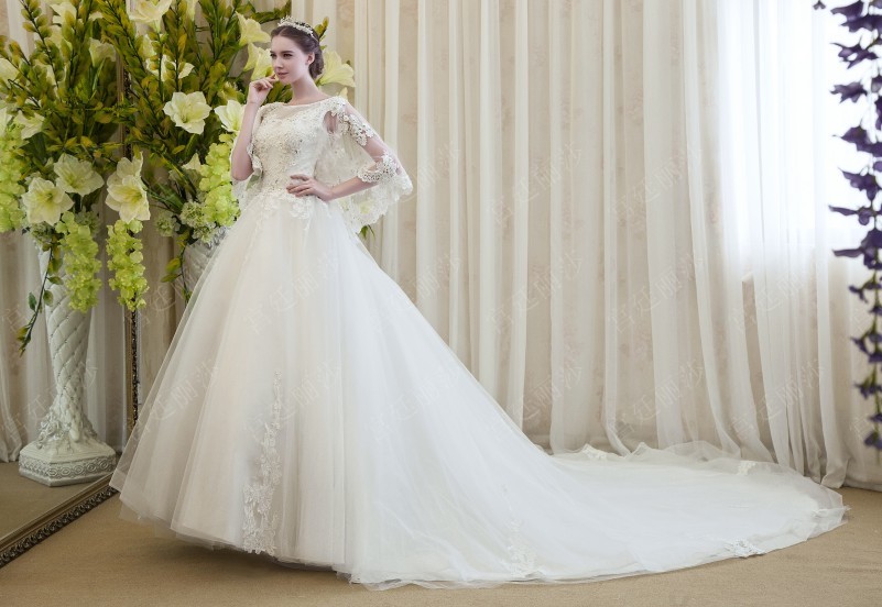 BRL049 **พรีออเดอร์**ชุดแต่งงานหรูหราประดับดอกไม้ผสมเพชรและคริสตัล สวยงามดุจเจ้าหญิง