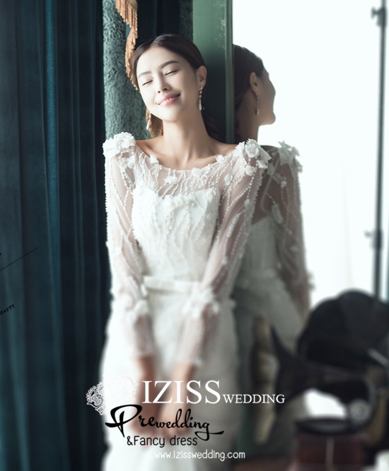 PW293-**พรีออเดอร์**ชุดคู่ถ่ายพรีเวดดิ้ง (prewedding dress) & ชุดแต่งงานแฟนซี (Fancy wedding dress)ชายหญิง "ธีมสีขาว"