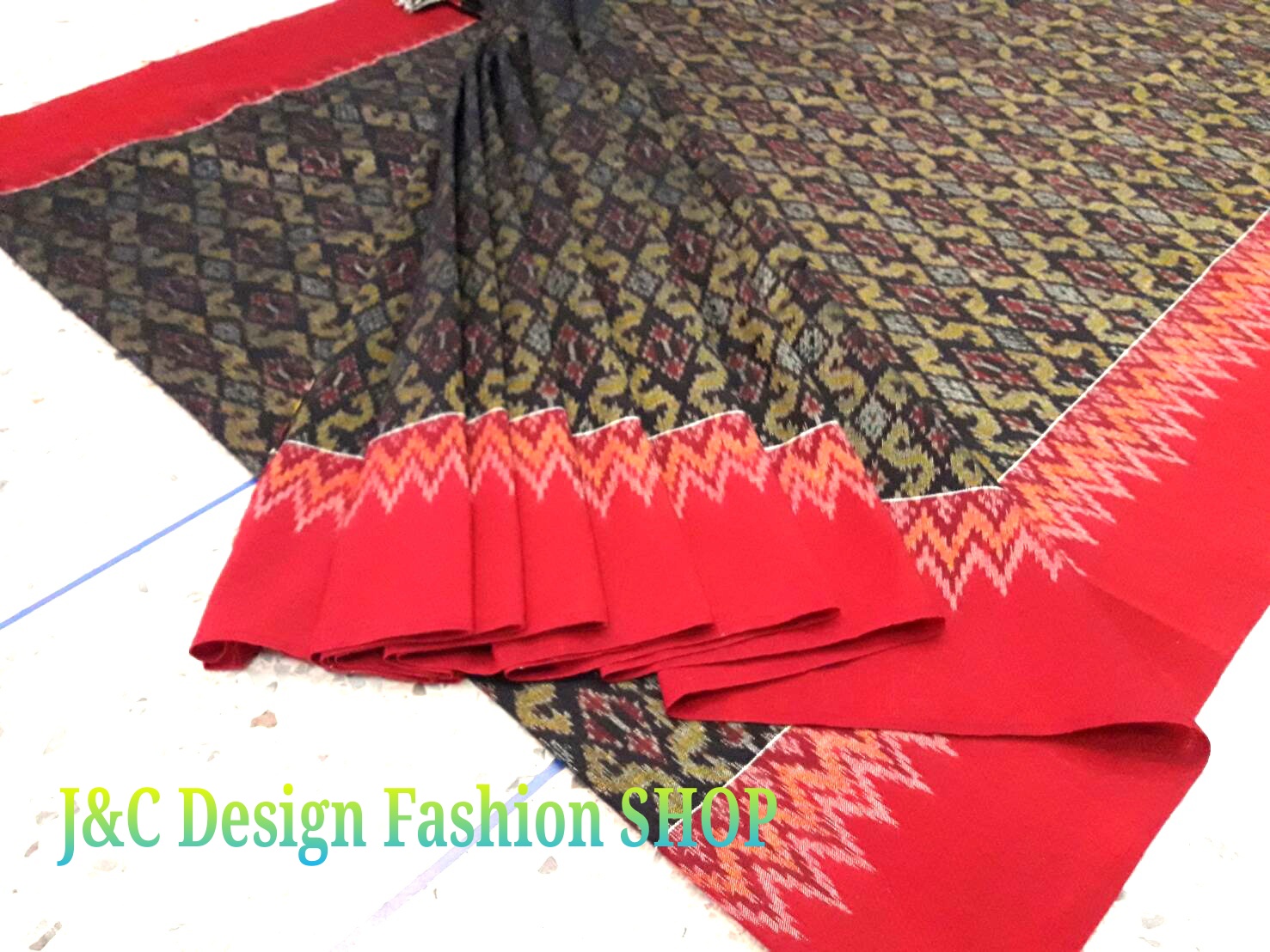 ผ้าซิ่นมัดหมี่ตีนแดง ผ้าซิ่นตีนแดง ผ้าถุงฝ้ายมัดหมี่ตีนแดง ผ้าทอพื้นเมืองบุรีรัมย์ ลายขอนาคเล็ก อัปสรา 2 เมตร