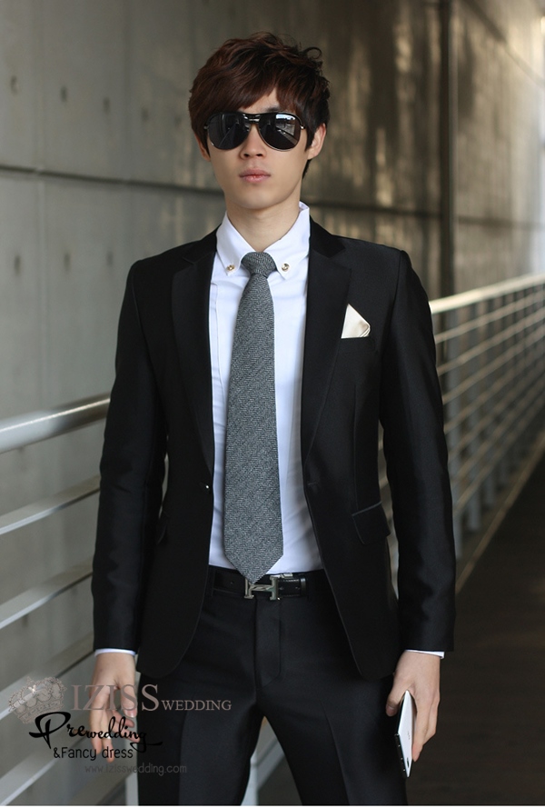 ST054- **พร้อมส่ง**สูทผู้ชายสีดำมันวาว แขนยาว แบบกระดุม2กระดุม พร้อมกางเกง ชุดสูทเจ้าบ่าว สูทแฟนซี ถ่ายพรีเวดดิ้ง & ชุดแต่งงานแฟนซี (Fancy wedding dress) สูทผู้ชายสีดำมันวาว