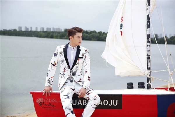 ST103- **พรีออเดอร์**สูทแฟนซีผู้ชายสีขาวลายปลาผสมดอกไม้และนก ตัดปกสีดำ พร้อมกางเกง ชุดสูทเจ้าบ่าว สูทแฟนซี ถ่ายพรีเวดดิ้ง & ชุดแต่งงานแฟนซี (Fancy wedding dress) สูทผู้ชายสีขาวลายปลาทองผสมดอกไม้