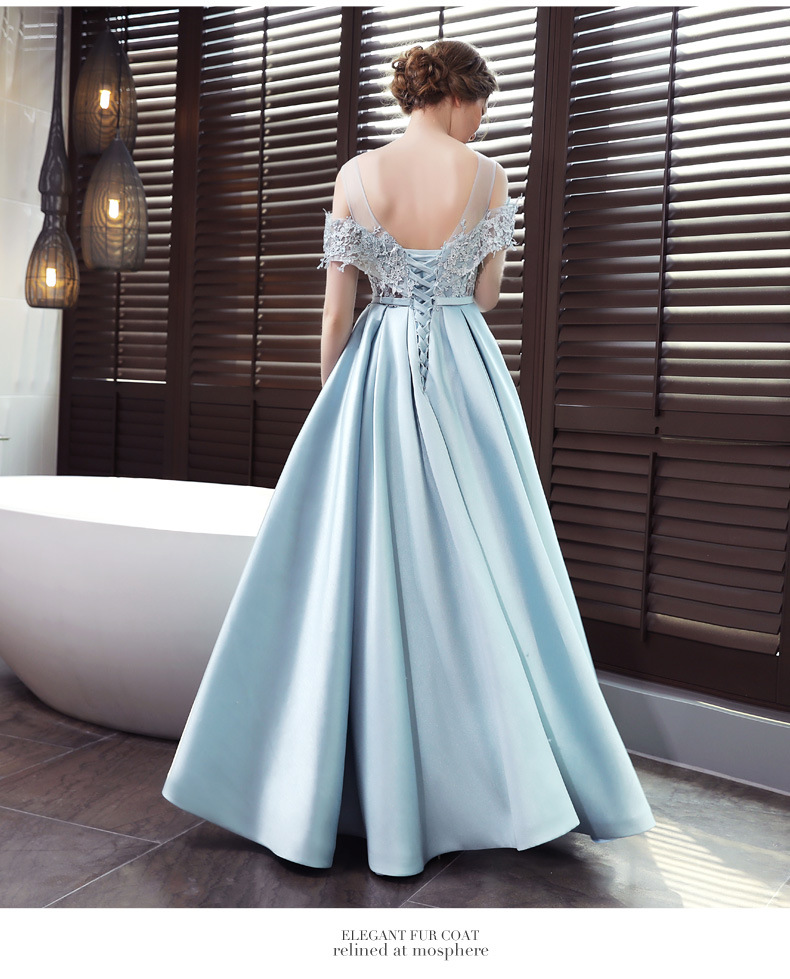 ชุดราตรีสีฟ้า