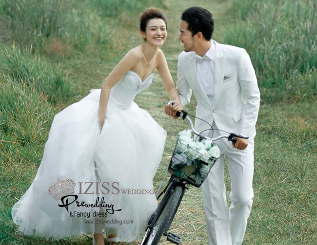 PW243 - **พร้อมส่งเฉพาะชุดผู้ชาย** ชุดคู่ถ่ายพรีเวดดิ้ง (prewedding dress) & ชุดแต่งงานแฟนซี (Fancy wedding dress)ชายหญิง "ธีมสีขาว"