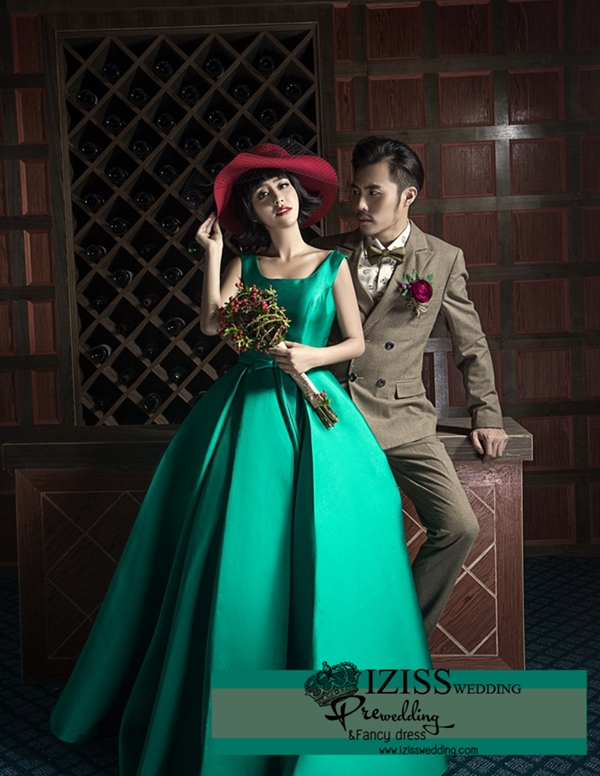 PW361 - **พรีออเดอร์ค่ะ** ชุดคู่ถ่ายพรีเวดดิ้ง (prewedding dress) & ชุดแต่งงานแฟนซี (Fancy wedding dress)ชายหญิง "ธีมสีเขียว-น้ำตาลอ่อน"