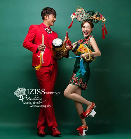 PW375 - **พรีออเดอร์** ชุดกี่เพ้าสีเขียว ชุดคู่ถ่ายพรีเวดดิ้ง (prewedding dress) & ชุดแต่งงานแฟนซี (Fancy wedding dress)ชายหญิง "ธีมสีเขียว-แดง"