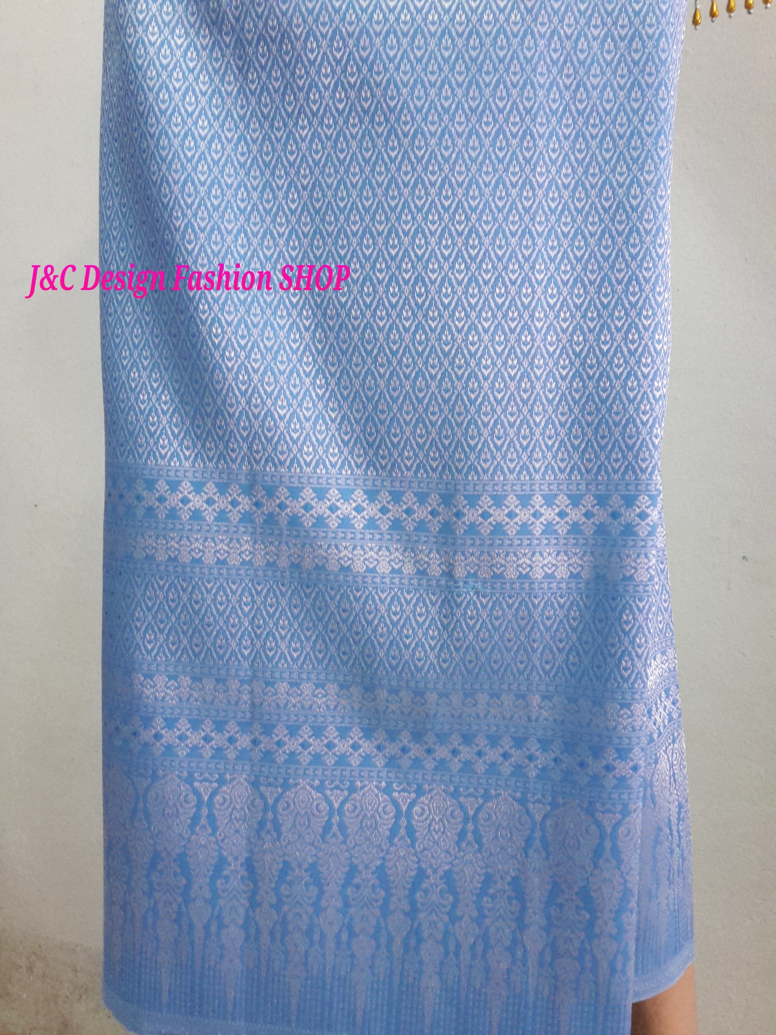 ผ้าถุงสำเร็จรูปแบบป้ายเลื่อนตะขอไทยล้านนา ผ้าถุงสำเร็จรูปยกดอกสอดดิ้นเงิน ผ้าไหมแกมฝ้ายตัดสำเร็จสอดดิ้นเงิน พร้อมส่ง