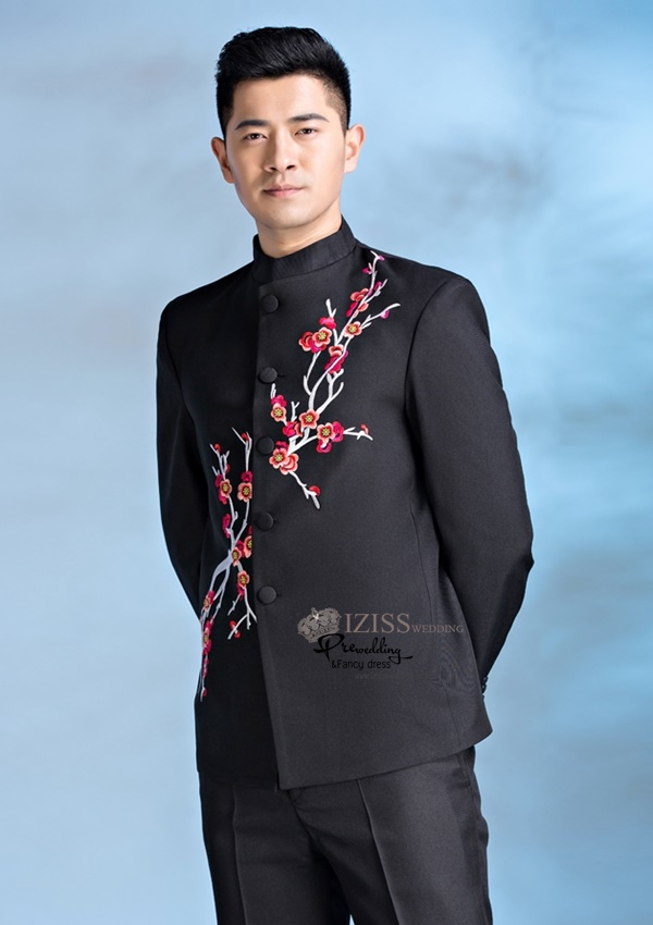 ST071 **พรีออเดอร์**สูทจีนผู้ชายสีดำแขนยาวลายดอกซากุระสีชมพู ติดกระดุมสีดำ พร้อมกางเกงสีดำขาสอบ ชุดสูทเจ้าบ่าว สูทแฟนซี ถ่ายพรีเวดดิ้ง & ชุดแต่งงานแฟนซี (Fancy wedding dress) สูทผู้ชายสีดำ