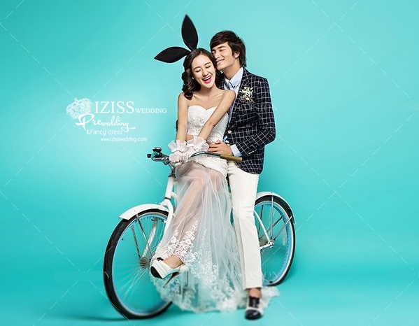 PW552- **พรีออเดอร์ค่ะ**ชุดคู่ถ่ายพรีเวดดิ้ง (prewedding dress) & ชุดแต่งงานแฟนซี (Fancy wedding dress)ชายหญิง "ธีมสีขาว ดำ"