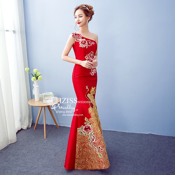 PW504 - **พรีออเดอร์** ชุดกี่เพ้าสีแดงไหล่เฉียงประดับดอกไม้ ชุดยกน้ำชา ชุดคู่ถ่ายพรีเวดดิ้ง (prewedding dress) & ชุดแต่งงานแฟนซี (Fancy wedding dress)ชายหญิง "ธีมสีแดง"