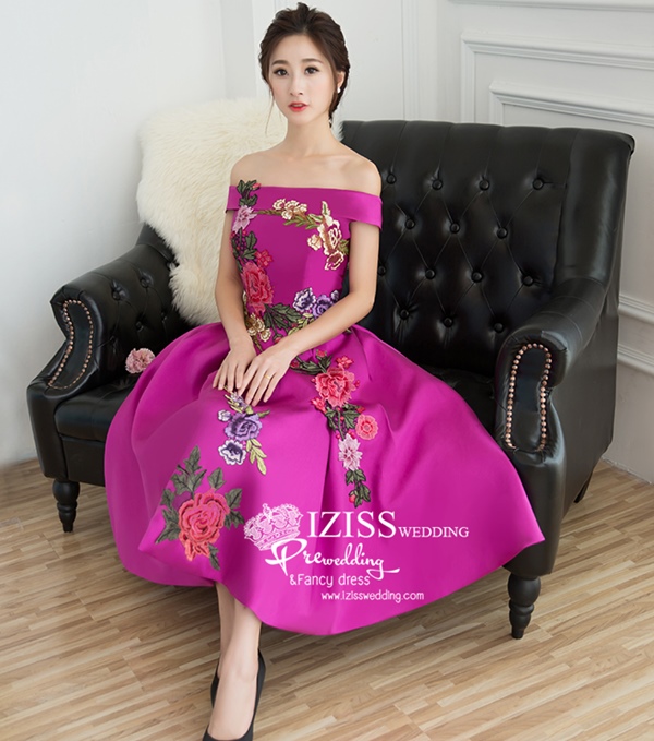 PW541 - **พรีออเดอร์ค่ะ พรีออเดอร์มี 5 สีทั้งสั้น+ยาวค่ะ สีแดง แดงไวน์ เขียว น้ำเงินและม่วงค่ะ** ชุดกี่เพ้าสั้นสีแดง ชุดยกน้ำชา ชุดคู่ถ่ายพรีเวดดิ้ง (prewedding dress) & ชุดแต่งงานแฟนซี (Fancy wedding dress)ชายหญิง "ธีมสีแดง"