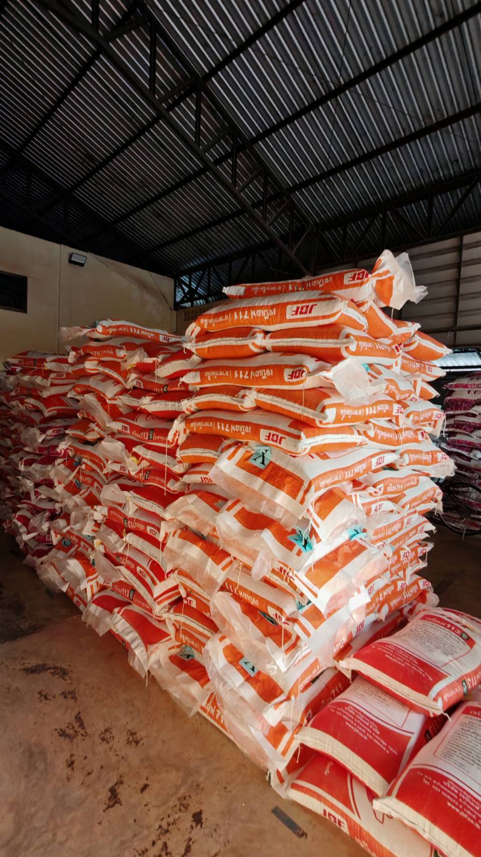 เจบีเอฟ 711 อาหารโคเนื้อ อายุเกิน 6 เดือนขึ้นไป บรรจุ 30กก. 12 โปรตีน ไม่มียูเรีย