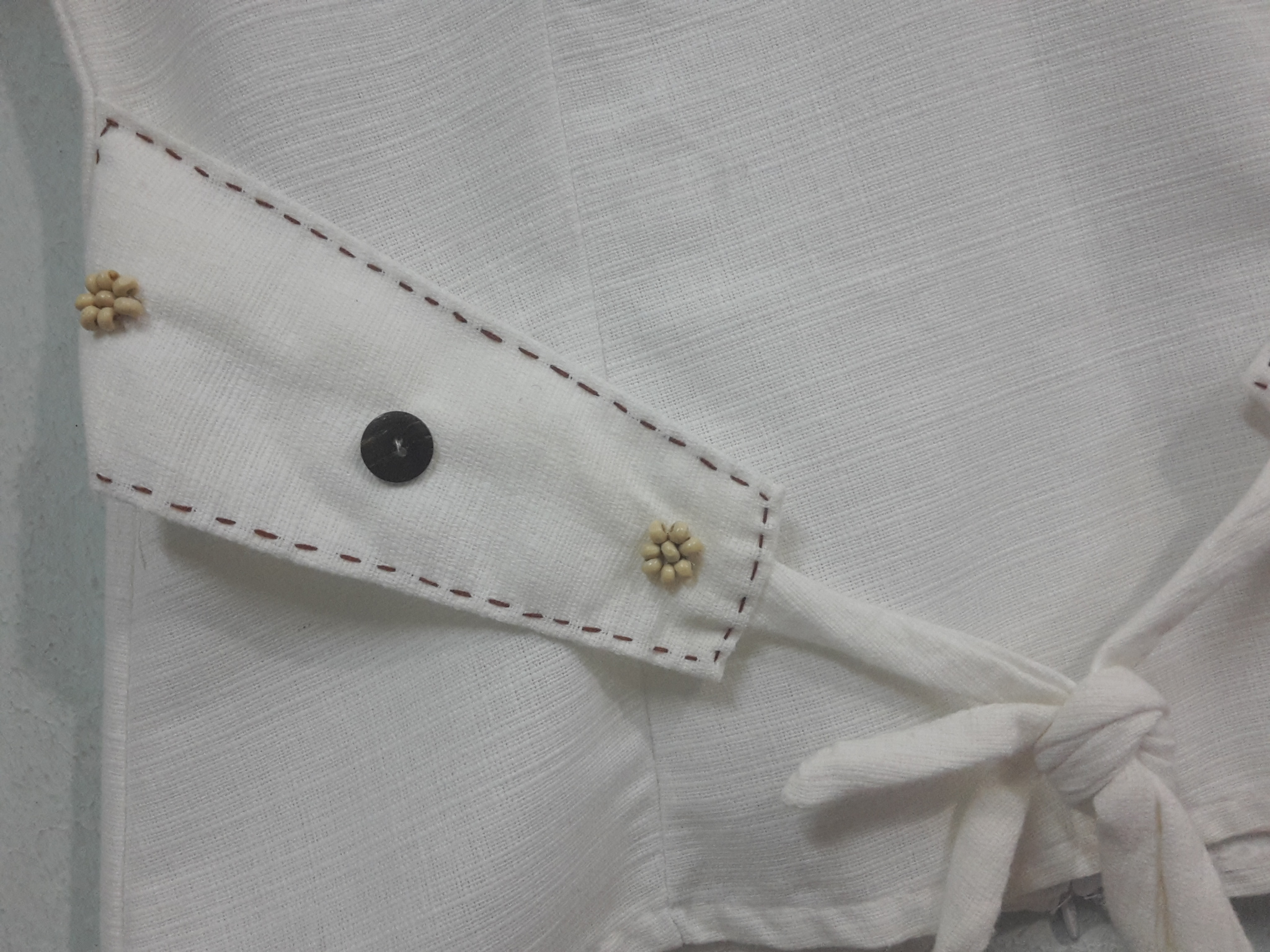 เสื้อผ้าไทยสีขาวคอวีผูกเอว เสื้อผ้าฝ้าย เสื้อใส่ผ้าซิ่น เสื้อผ้าฝ้ายสีขาวคอวีจีนผูกเอว ซีฟหลัง