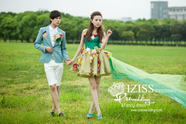 PW037 - **พรีออเดอร์** ชุดคู่ถ่ายพรีเวดดิ้ง (prewedding dress) & ชุดแต่งงานแฟนซี (Fancy wedding dress)ชายหญิง สไตล์ colorful "ธีมสีเขียว-ทอง"
