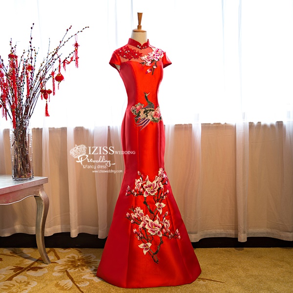 PW507 - **พรีออเดอร์** ชุดกี่เพ้าสีแดงเปิดไหล่ ชุดยกน้ำชา ชุดคู่ถ่ายพรีเวดดิ้ง (prewedding dress) & ชุดแต่งงานแฟนซี (Fancy wedding dress)ชายหญิง "ธีมสีแดง"