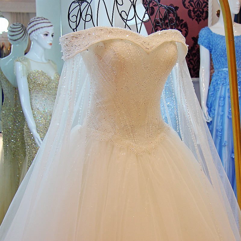 BRL021 **พรีออเดอร์**ชุดแต่งงานหรูหราประดับดอกไม้ผสมเพชรและคริสตัล สวยงามดุจเจ้าหญิง