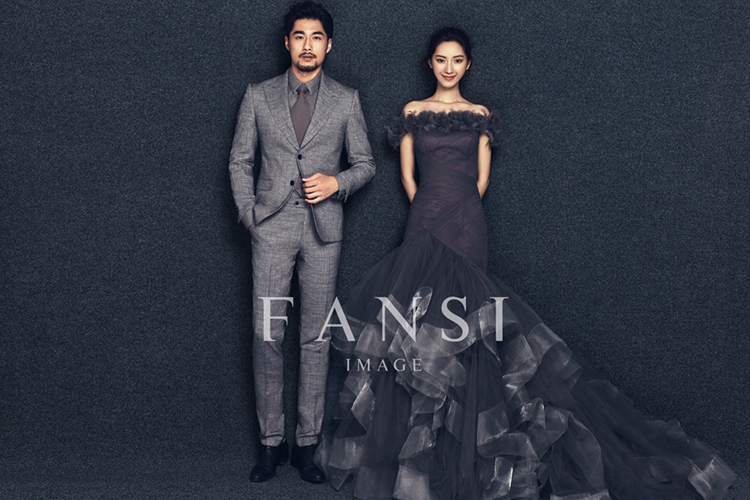 PW548- **พรีออเดอร์ค่ะ**ชุดคู่ถ่ายพรีเวดดิ้ง (prewedding dress) & ชุดแต่งงานแฟนซี (Fancy wedding dress)ชายหญิง "ธีมสีดำ"