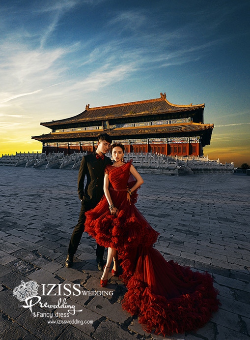 PW433- **พรีออเดอร์**ชุดคู่ถ่ายพรีเวดดิ้ง (prewedding dress) & ชุดแต่งงานแฟนซี (Fancy wedding dress)ชายหญิง "ธีมสีแดง"