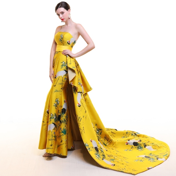 PW626 **พร้อมส่งชุดกี่เพ้าสีเหลืองทอง**ชุดจีน กี่เพ้าประยุกต์ ชุดถ่ายพรีเวดดิ้ง (prewedding dress) & ชุดแต่งงานแฟนซี (Fancy wedding dress)ชายหญิง "ธีมสีเหลืองทอง"