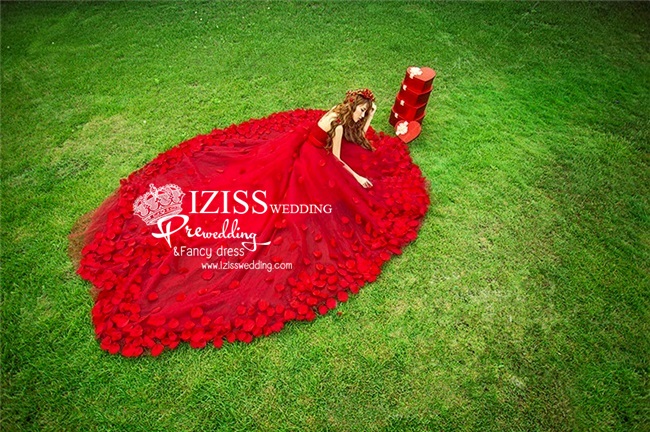 PW203 - **พร้อมส่งค่ะ** ชุดคู่ถ่ายพรีเวดดิ้ง (prewedding dress) & ชุดแต่งงานแฟนซี (Fancy wedding dress)ชายหญิง "ธีมสีแดง-ดำ"