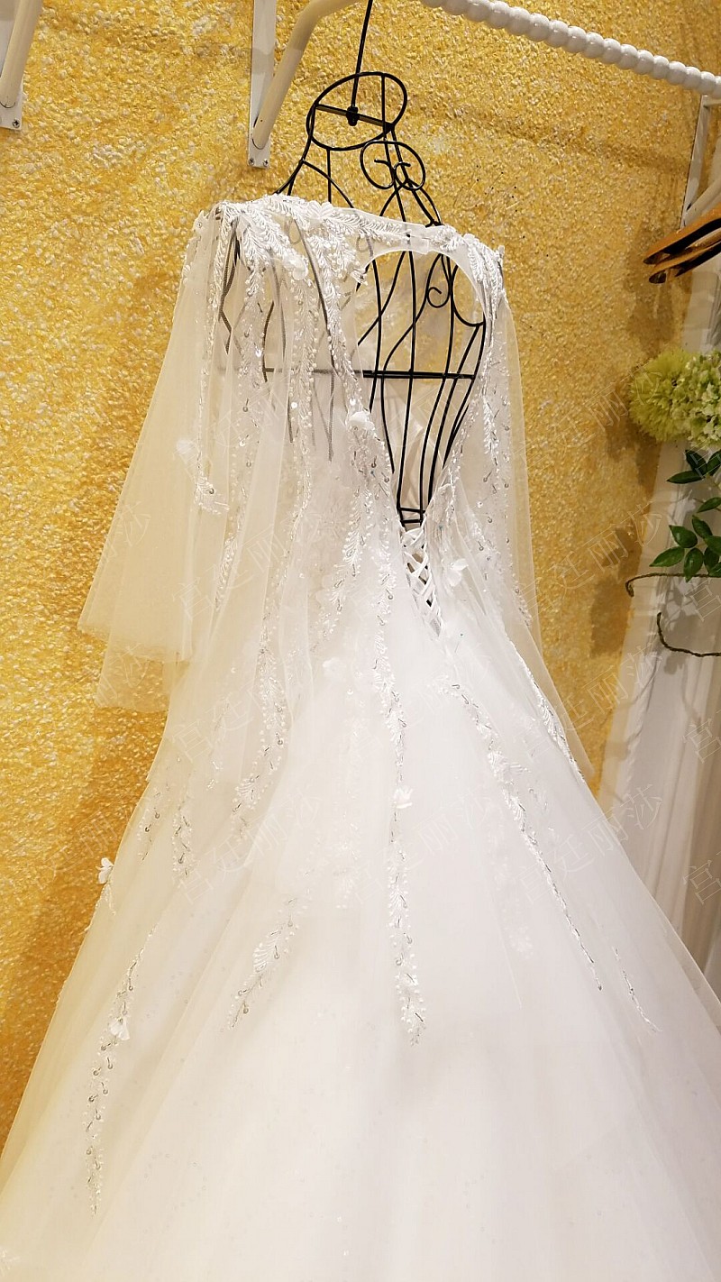 BRL036 **พรีออเดอร์**ชุดแต่งงานหรูหราประดับดอกไม้ผสมเพชรและคริสตัล สวยงามดุจเจ้าหญิง