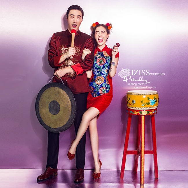 PW377 - **พร้อมส่งค่ะ** ชุดกี่เพ้าสีแดงทั้งเซ็ท ชุดคู่ถ่ายพรีเวดดิ้ง (prewedding dress) & ชุดแต่งงานแฟนซี (Fancy wedding dress)ชายหญิง "ธีมสีแดง"