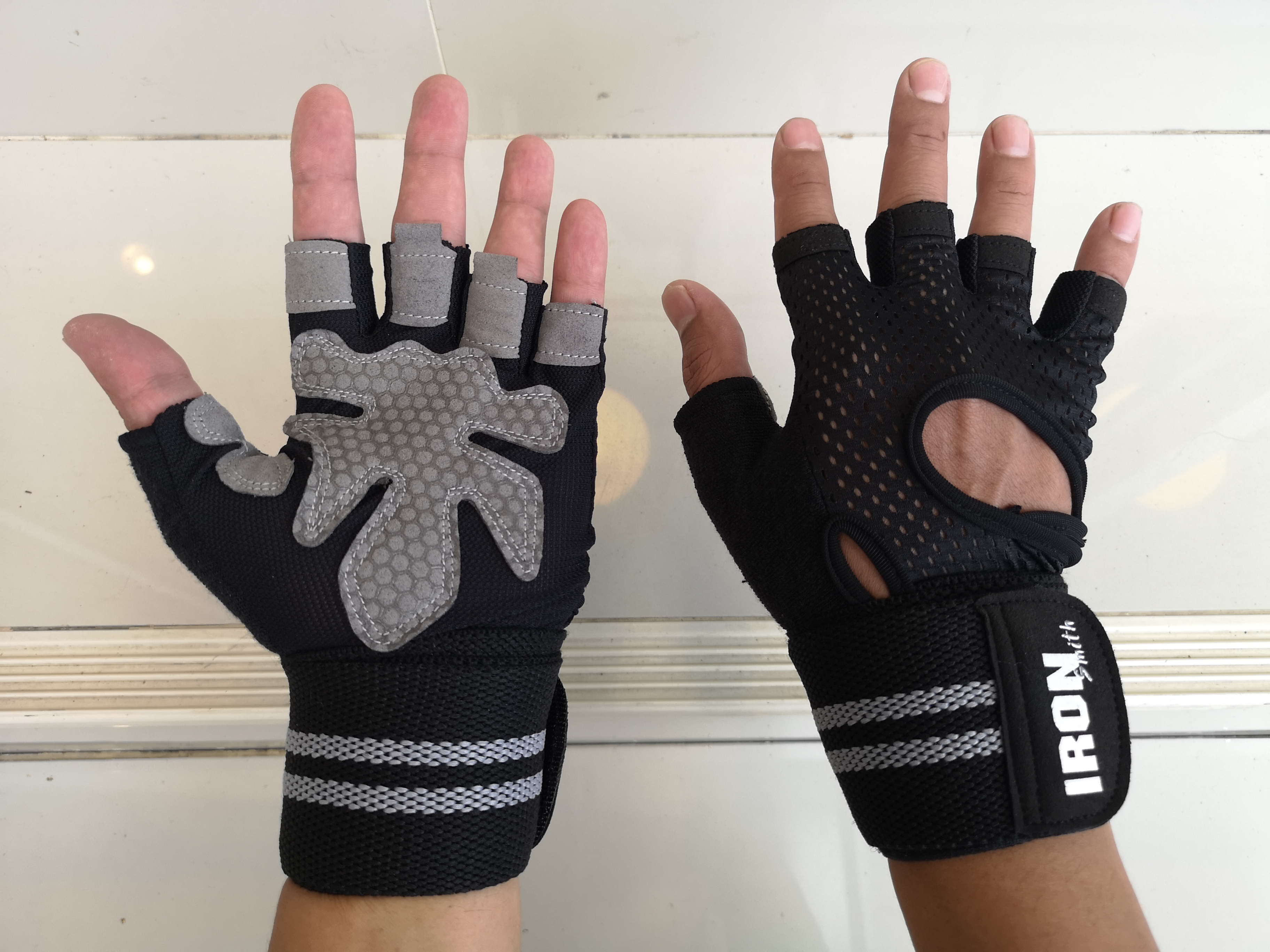 ถุงมือยกเวทรัดข้อ