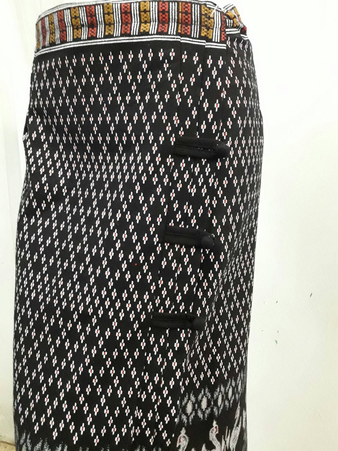 ผ้าซิ่นสำเร็จรูปผ้าซิ่นผ้าฝ้ายสีดำ แบบป้ายแต่ง 3 จีบกระดุมผ้าปั้ม ผ้าถุงสำเร็จรูปสีดำ ผ้ามัดหมี่อิสานสำเร็จสำเร็จรูป