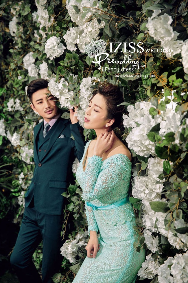PW404- **พรีออเดอร์**ชุดคู่ถ่ายพรีเวดดิ้ง (prewedding dress) & ชุดแต่งงานแฟนซี (Fancy wedding dress)ชายหญิงสไตล์เจ้าชายเจ้าหญิง "ธีมสีเขียว"