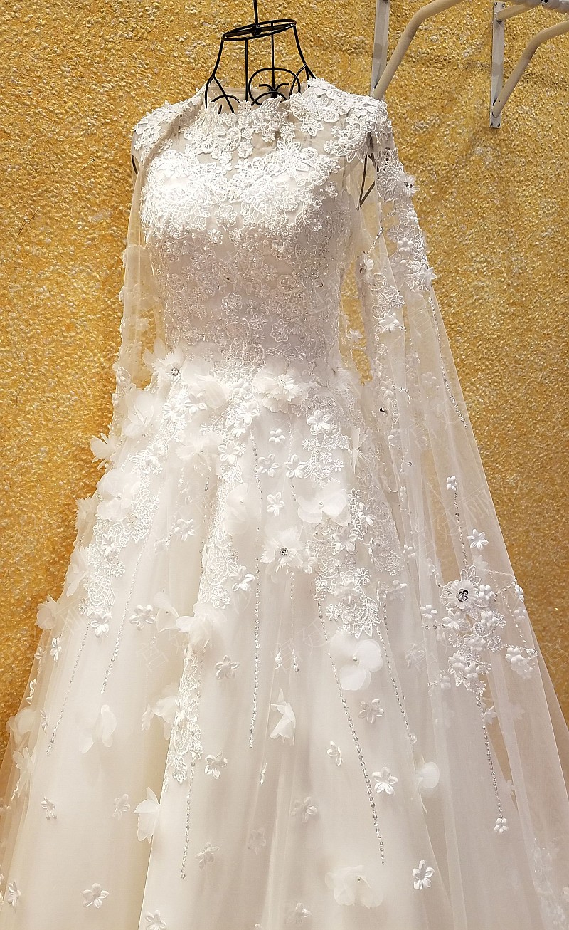 BRL031 **พรีออเดอร์**ชุดแต่งงานหรูหราประดับดอกไม้ผสมเพชรและคริสตัล สวยงามดุจเจ้าหญิง