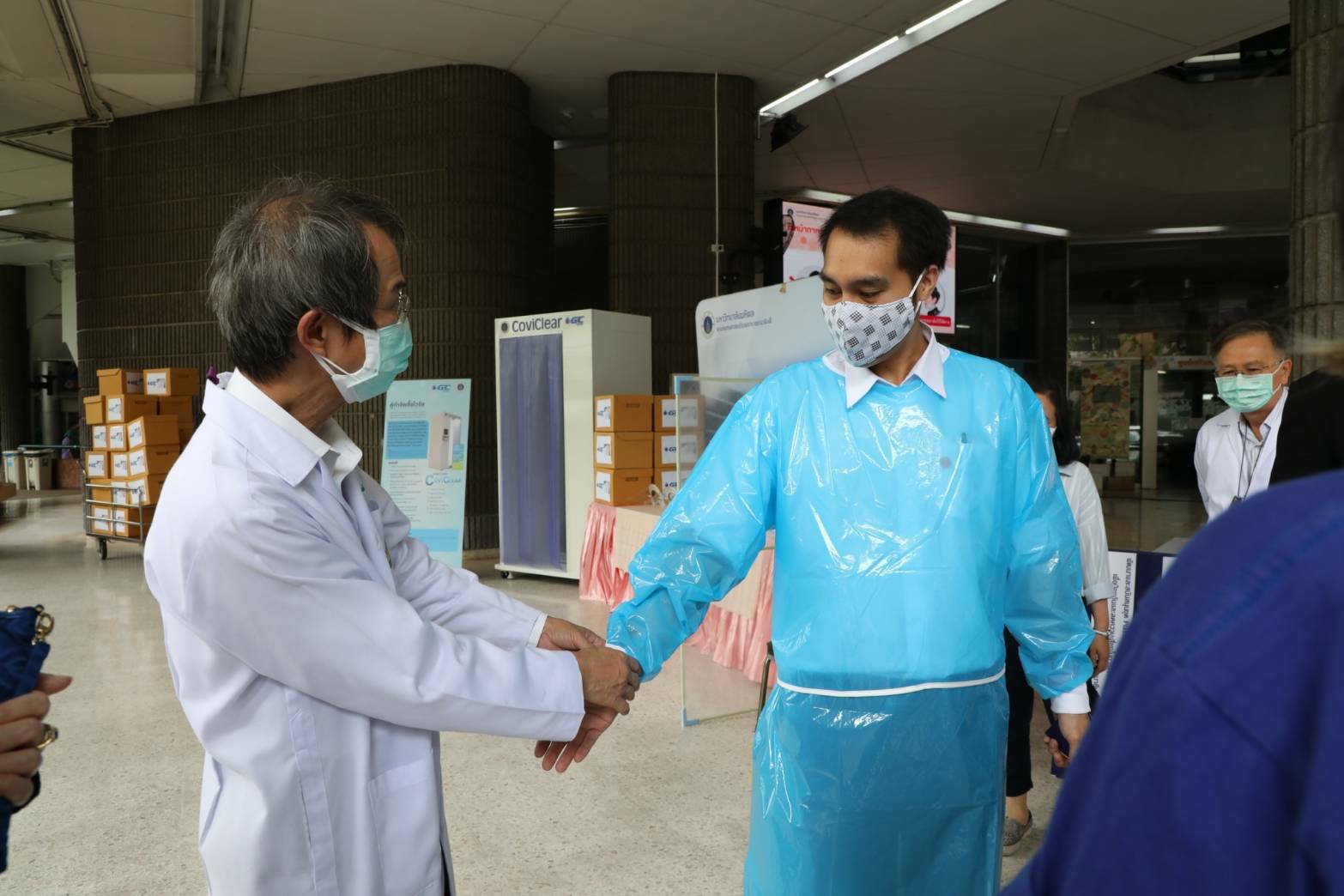 FIRSTPHYSIO ชุดคลุมผ่าตัด ชุดคลุมผ่าตัดสำหรับใช้ครั้งเดียว ชุดป้องกันโควิด 19 DISPOSABLE ISOLATION GOWN