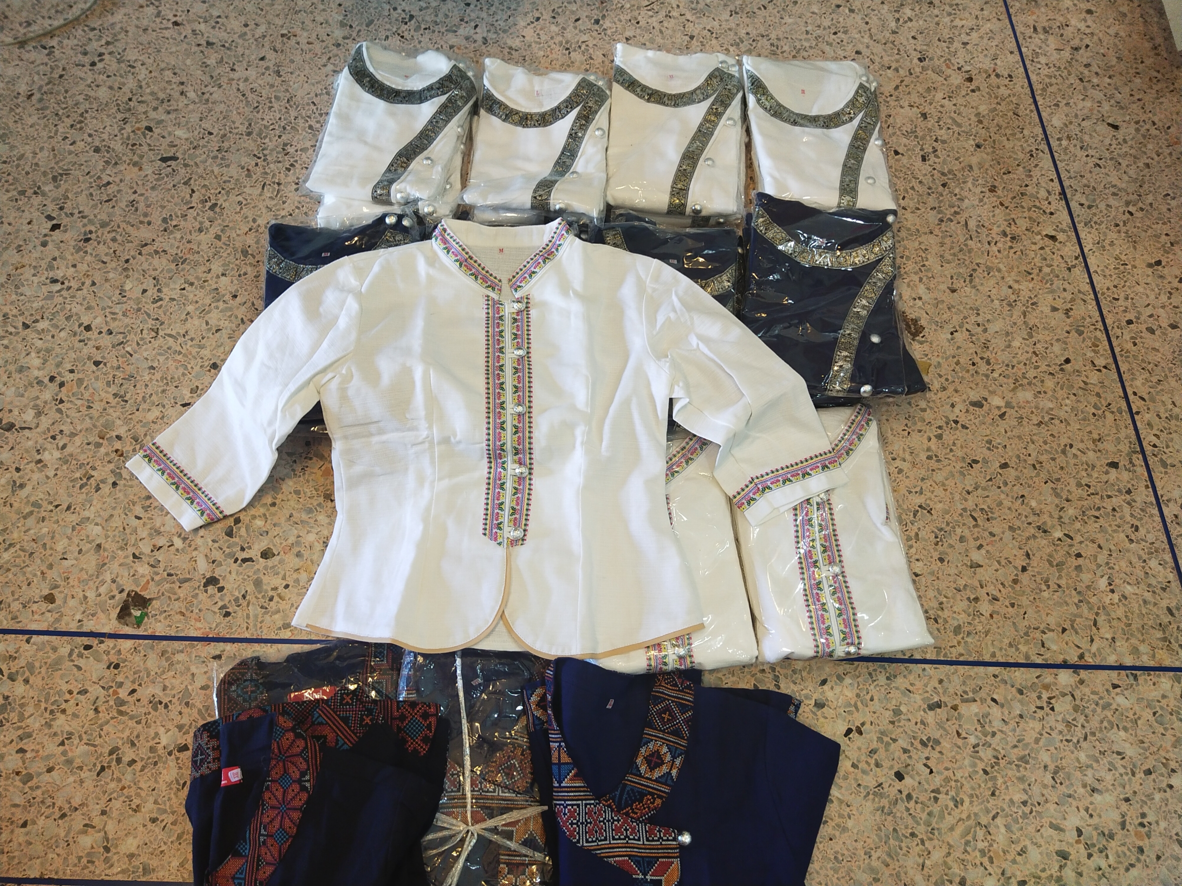 เสื้อผ้าไทยสีขาวเดินเทป #เสื้อผ้าฝ้ายสีขาวคอจีน เสื้อ #เสื้อทำงานผ้าไทยสีขาวคอจีน #เสื้อผ้าฝ้ายสีขาวแขนสามส่วนแต่งกุ้นเทป