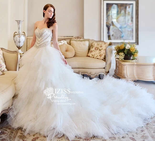 BRL062 **พรีออเดอร์**ชุดแต่งงานสีขาวหรูหราประดับดอกไม้ผสมเพชรและคริสตัล สวยงามดุจเจ้าหญิง