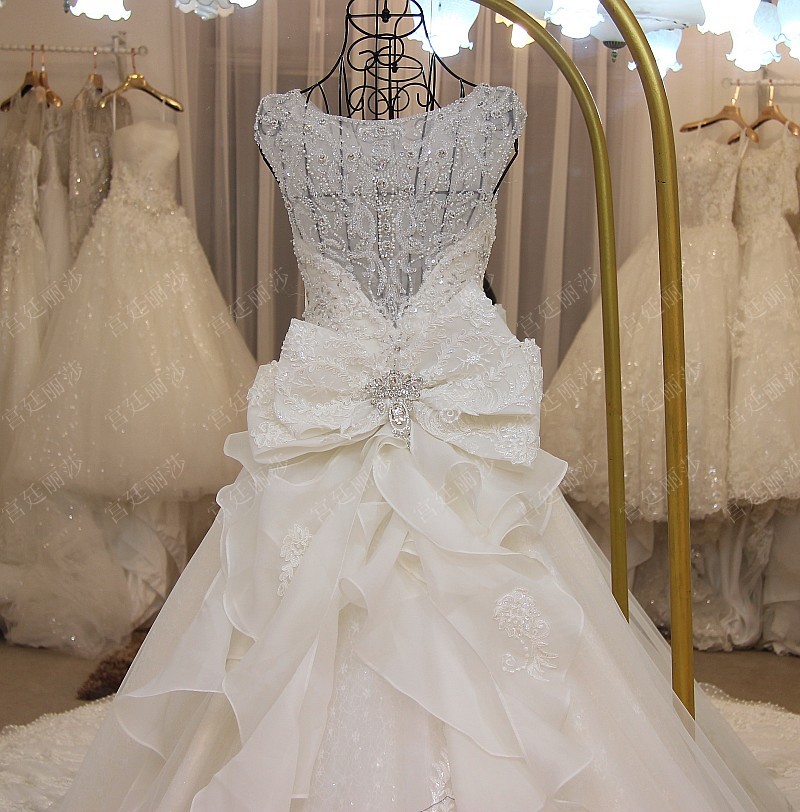 BRL010 **พรีออเดอร์**ชุดแต่งงานหรูหราประดับดอกไม้ผสมเพชรและคริสตัล สวยงามดุจเจ้าหญิง