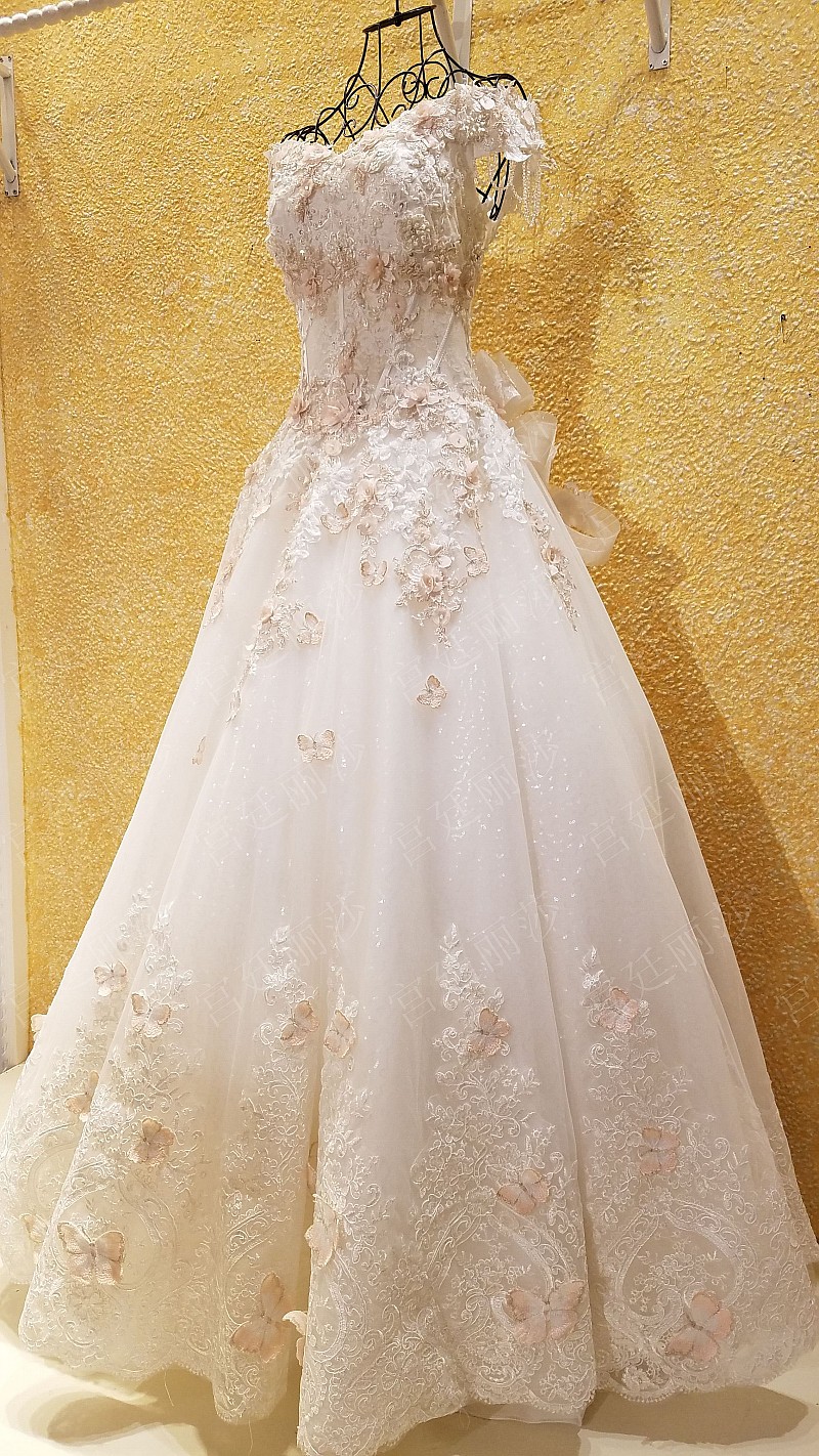 BRL039 **เลิกผลิต**ชุดแต่งงานหรูหราประดับดอกไม้ผสมเพชรและคริสตัล สวยงามดุจเจ้าหญิง