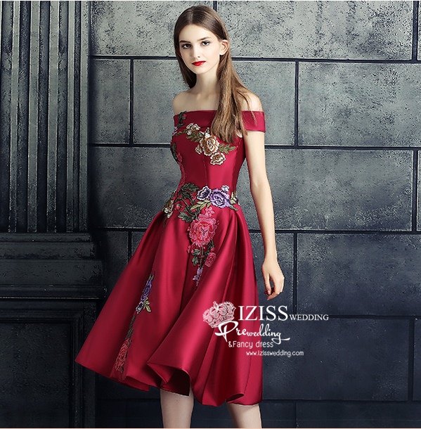 PW541 - **พรีออเดอร์ค่ะ พรีออเดอร์มี 5 สีทั้งสั้น+ยาวค่ะ สีแดง แดงไวน์ เขียว น้ำเงินและม่วงค่ะ** ชุดกี่เพ้าสั้นสีแดง ชุดยกน้ำชา ชุดคู่ถ่ายพรีเวดดิ้ง (prewedding dress) & ชุดแต่งงานแฟนซี (Fancy wedding dress)ชายหญิง "ธีมสีแดง"