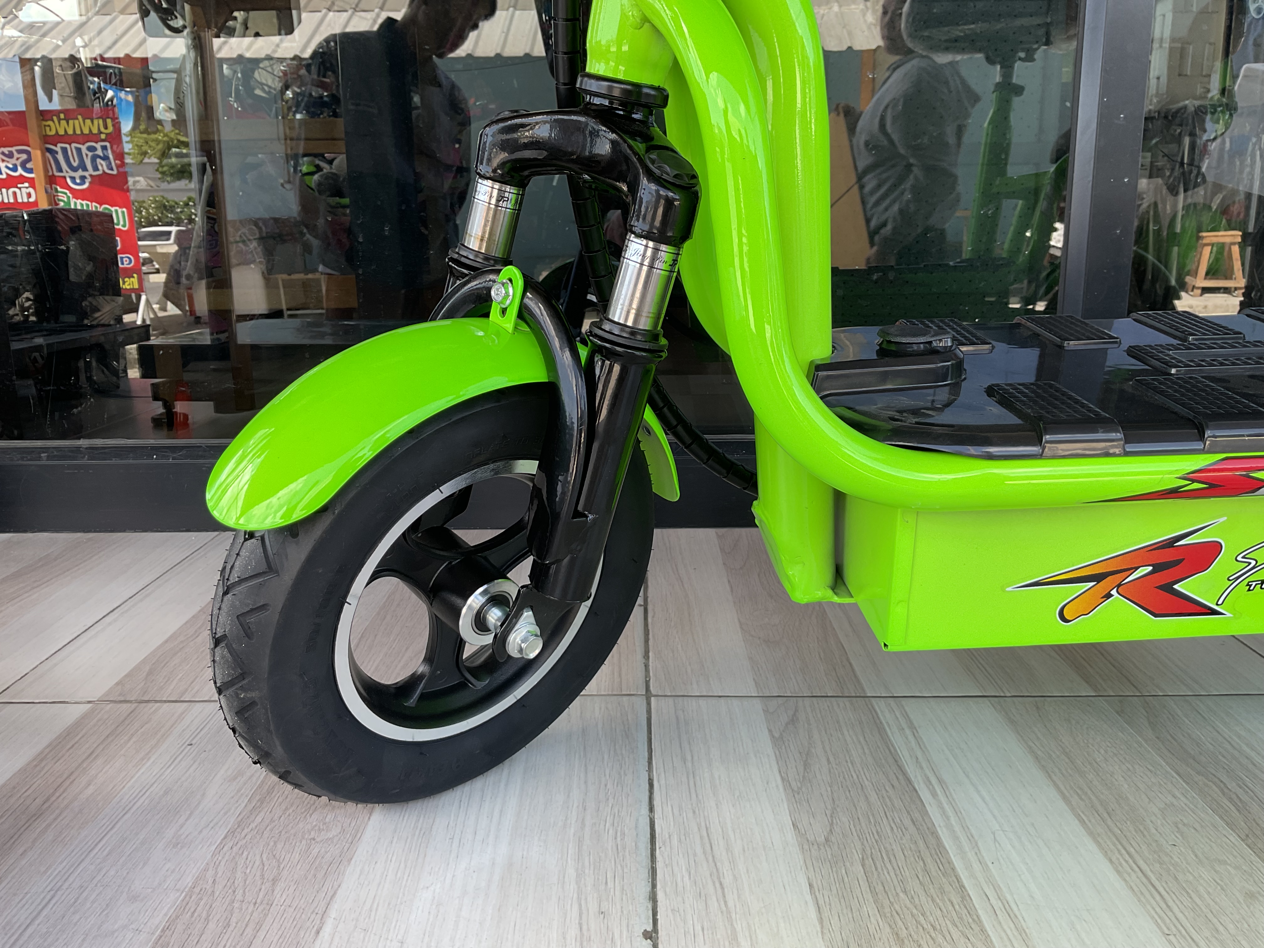 สกู๊ตเตอร์ไฟฟ้า 36v 350w ล้อ 10 นิ้ว ยางลม แบต 3 ก้อน ความเร็ว 25 กม./ชม. มีที่นั่งซ้อนท้าย
