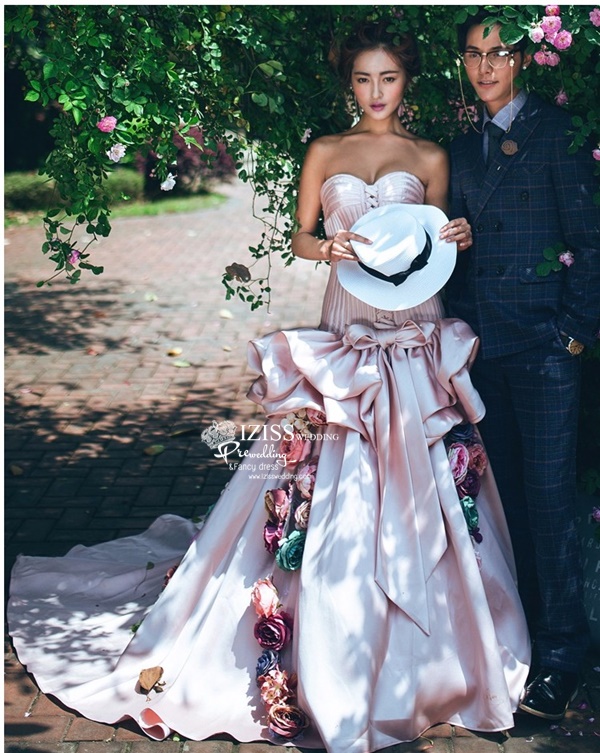 PW490 - **พร้อมส่งเฉพาะชุดผู้หญิง** ชุดคู่ถ่ายพรีเวดดิ้ง (prewedding dress) & ชุดแต่งงานแฟนซี (Fancy wedding dress)ชายหญิง "ธีมสีชมพู"