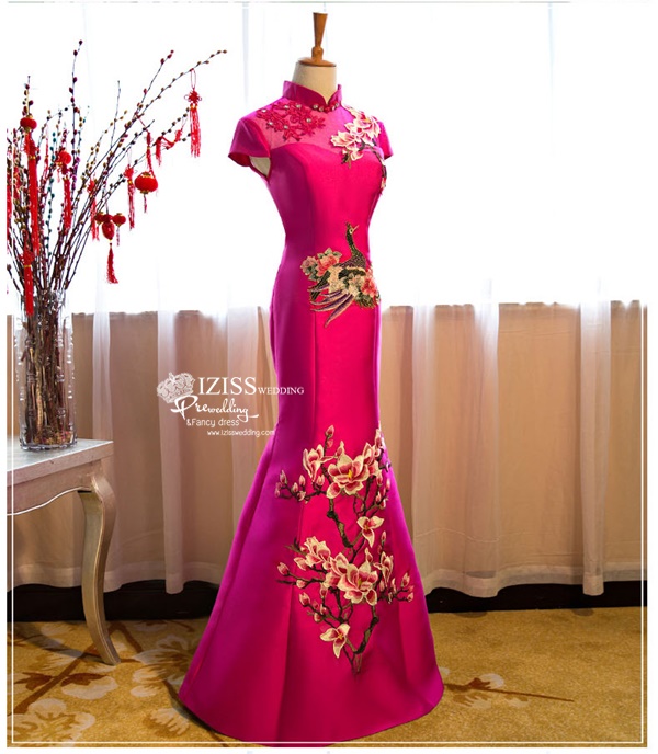 PW507 - **พรีออเดอร์** ชุดกี่เพ้าสีแดงเปิดไหล่ ชุดยกน้ำชา ชุดคู่ถ่ายพรีเวดดิ้ง (prewedding dress) & ชุดแต่งงานแฟนซี (Fancy wedding dress)ชายหญิง "ธีมสีแดง"